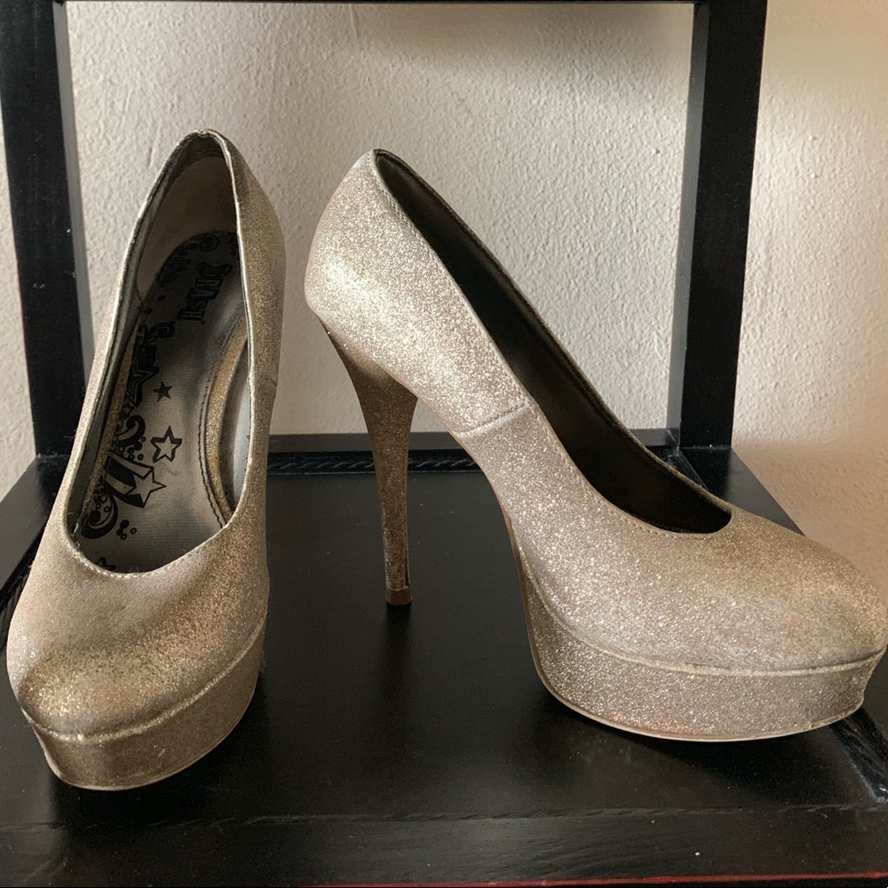 Gold Sparkly Closed Toe Heels 👠